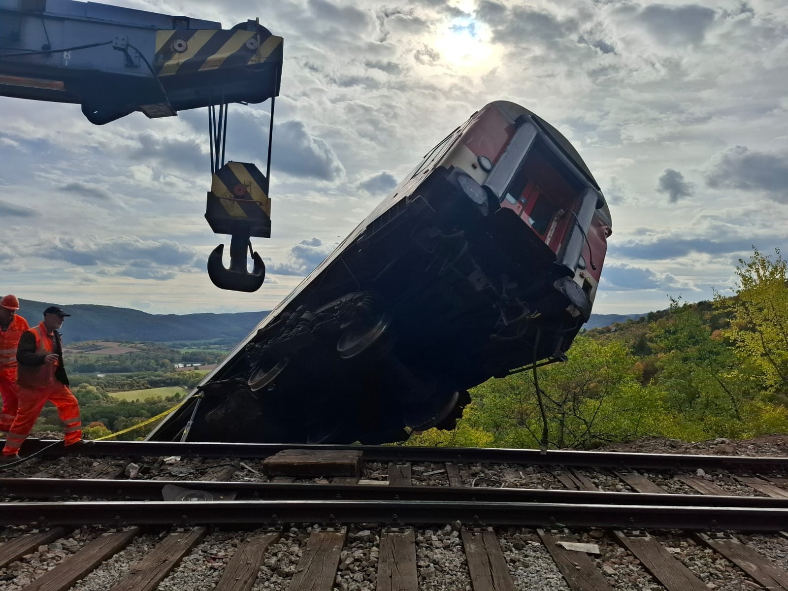 Doprava na trati pri Jablonove nad Turňou bola dnes obnovená po jednej traťovej koľaji.