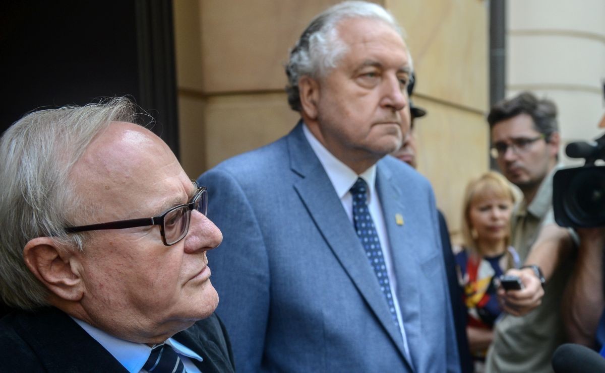 Prezes TK Andrzej Rzepliński (2L) i wiceprezes TK Stanisław Biernat (L), podczas konferencji prasowej po spotkaniu z przedstawicielami Komisji Weneckiej,