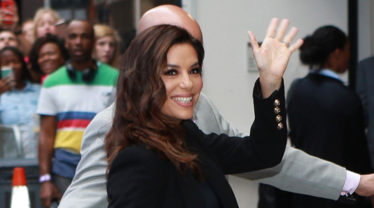 Eva Longoria a kisfiával Budapestre érkezett / Fotó: Norhtfoto