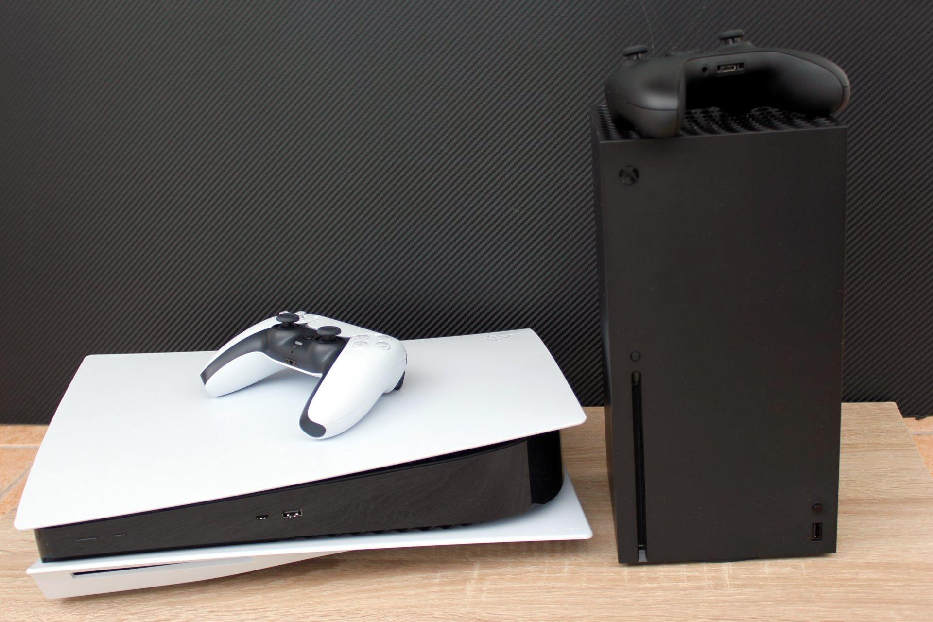 PlayStation 5 stavilo na extravagantný dizajn. Xbox Series X má zase kompaktnejšiu a praktickejšiu konštrukciu.