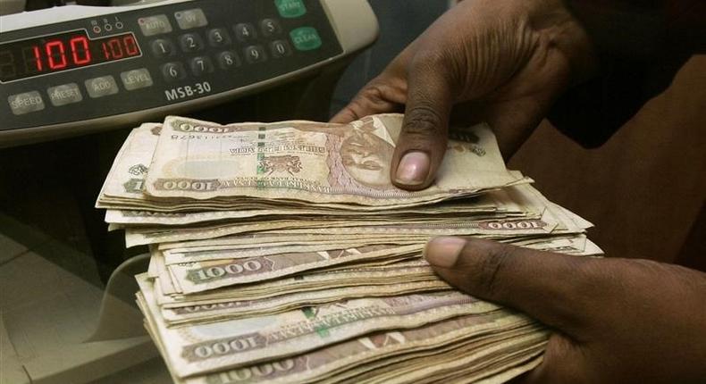 A currency dealer counts Kenya shillings at a money exchange counter in Nairobi October 23, 2008.    REUTERS/Antony Njuguna