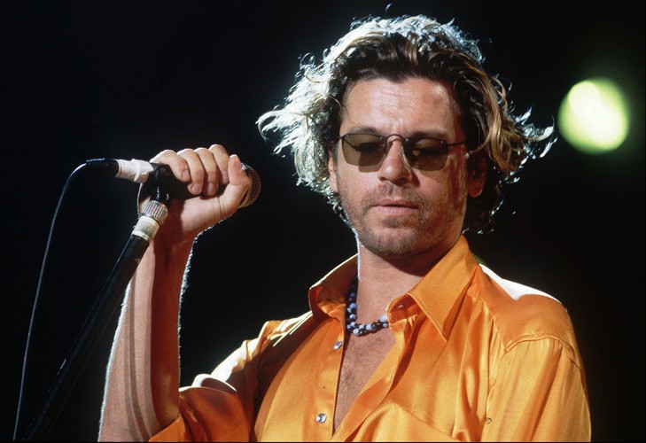 Michael Hutchence podczas koncertu w 1994 roku