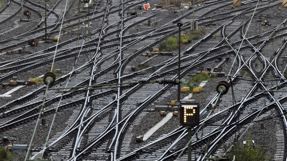 Pociąg z kontenerami z Chin przyjechał do stacji Łódź Olechów. Transport pokonał trasę niemal 10 tys. km przez Chiny, Kazachstan, Rosję oraz Białoruś w ciągu 15 dni. To znacznie szybciej, niż dostarczenie kontenerów do Europy drogą morską - informuje PKP CARGO.