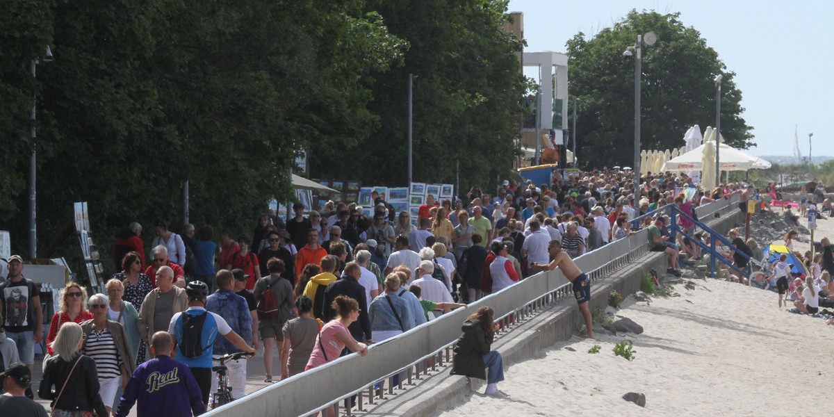 Na zdjęciu tłumy w Kołobrzegu w trakcie czerwcowego długiego weekendu.