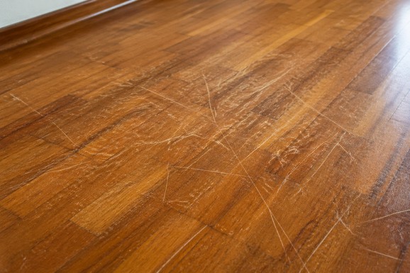 Tehnika od 3 minuta za obnovu izgrebanog parketa: Potrebne su vam samo dve stvari iz kupatila