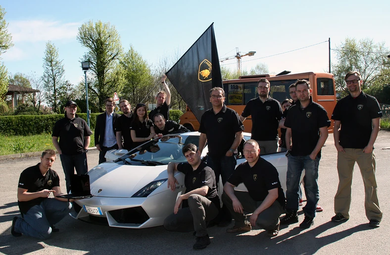 Grupa uczestników pokazu nowego modelu ASUS VX7 Lamborghini