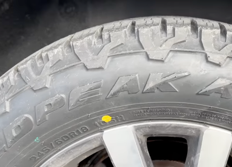 Žltá bodka označuje najľahšie miesto pneumatiky. Pri montáži by mala smerovať k ventilu disku pre lepšie vyváženie.