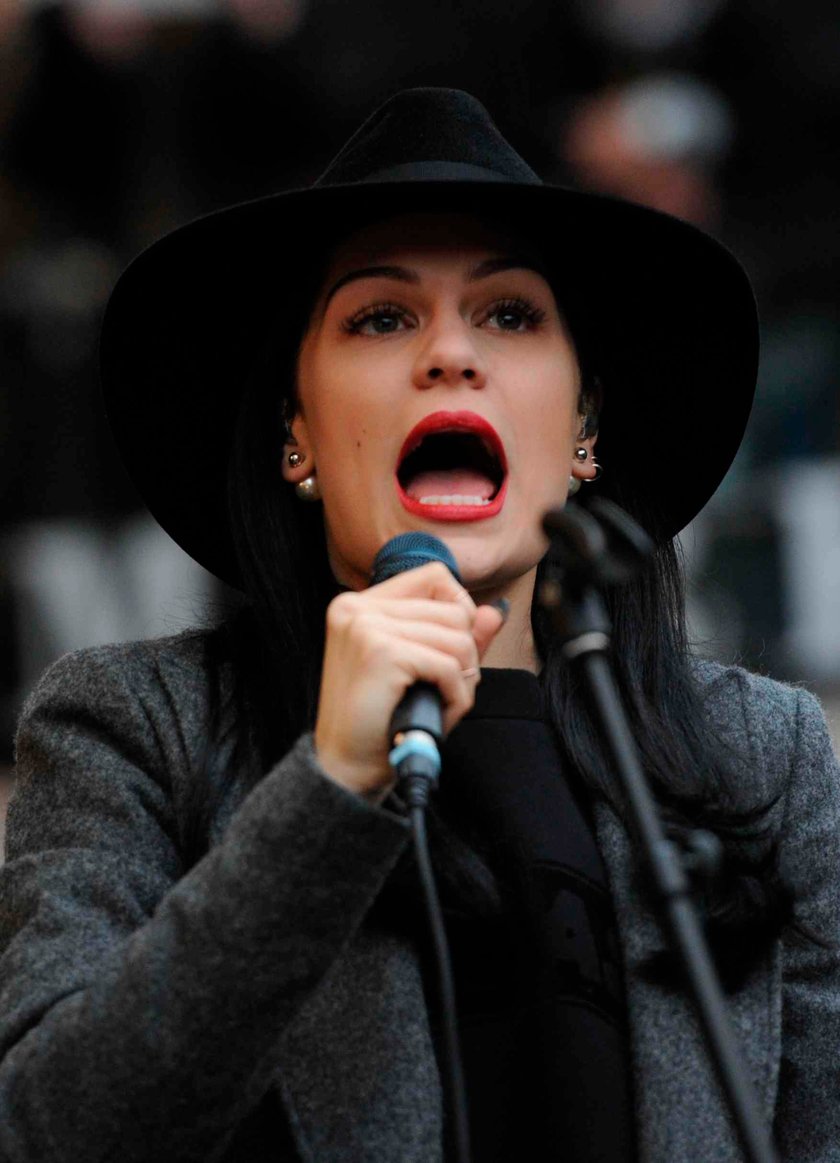 Jessie J na koncercie w kapeluszu