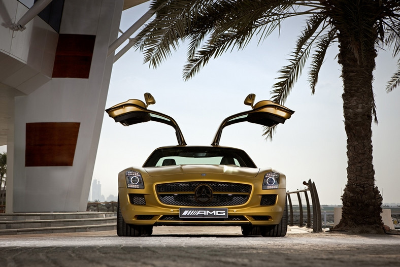 Złoty Mercedes SLS AMG