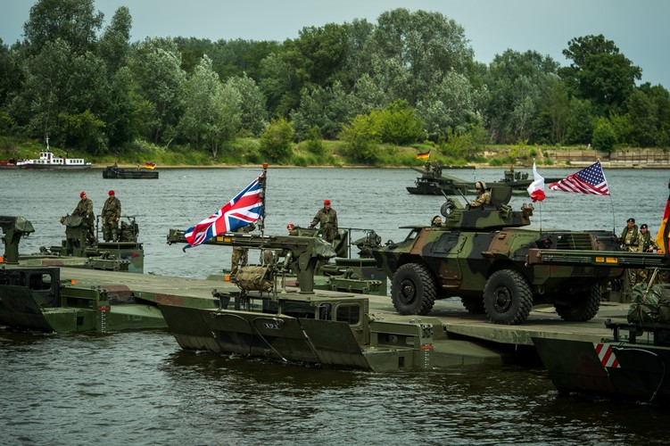 Andrzej Duda podkreślił, że ćwiczenia Anakonda-16 są największymi ćwiczeniami wojskowymi w Polsce po 1989 r. Jak mówił, pokazują one gotowość do 'kolektywnej obrony naszego terytorium'. 'Będą pozwalały wojskom NATO sprawnie bronić każdego terytorium państwa członkowskiego' - zaznaczył. 

<br><br>(zuz) PAP/Tytus Żmijewski