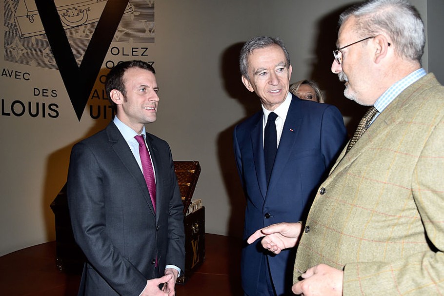 Bernard Arnault na otwarciu wystawy „Volez, Voguez, Voyagez — Louis Vuitton” w Paryżu. Obok niego Emmanuel Macron, wówczas francuski minister gospodarki