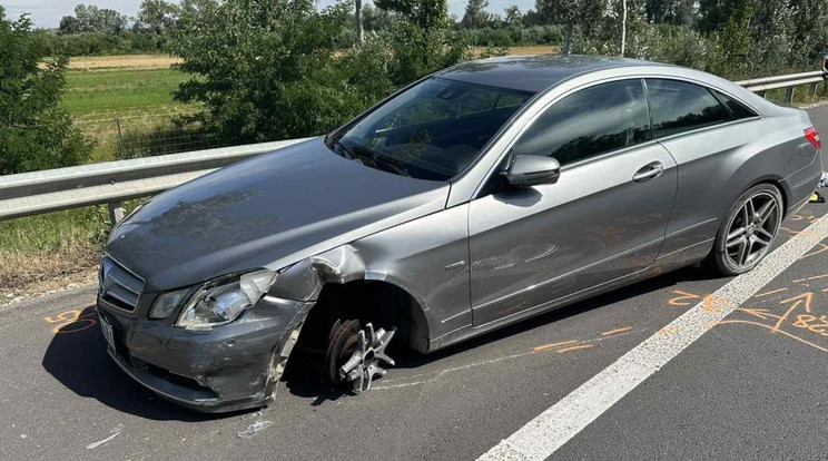A Mercedesnek a kereke is kitört menekülés közben / Fotó: Pest Vármegyei Rendőr-főkapitányság