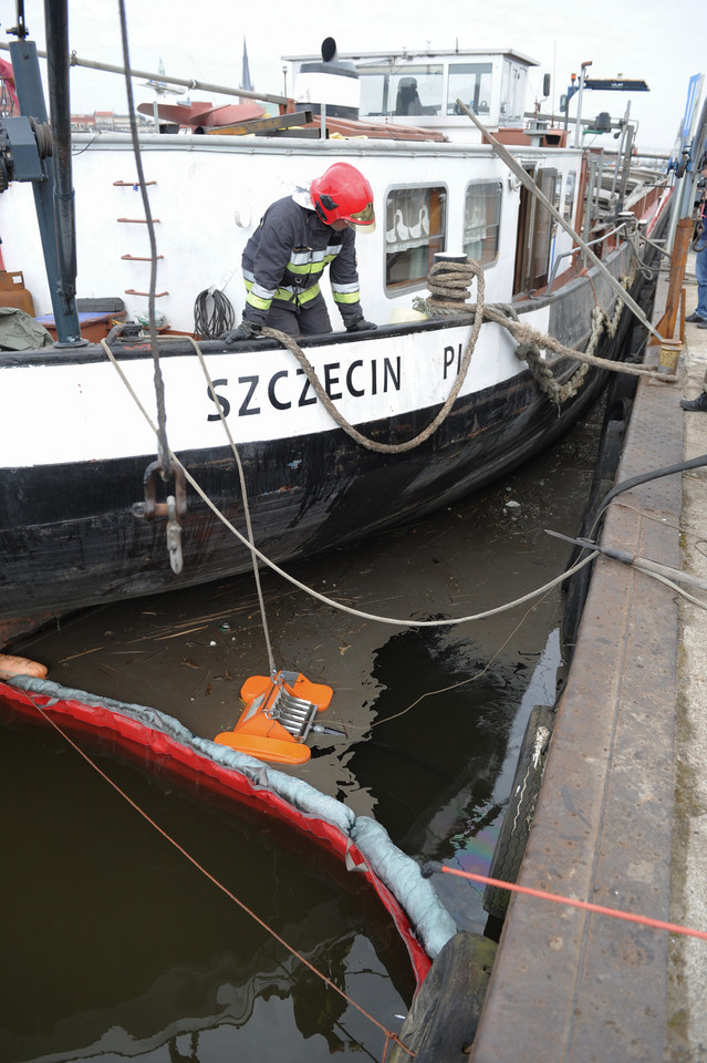 Plama ropy na Odrze. Nie wiadomo skąd się wzięła