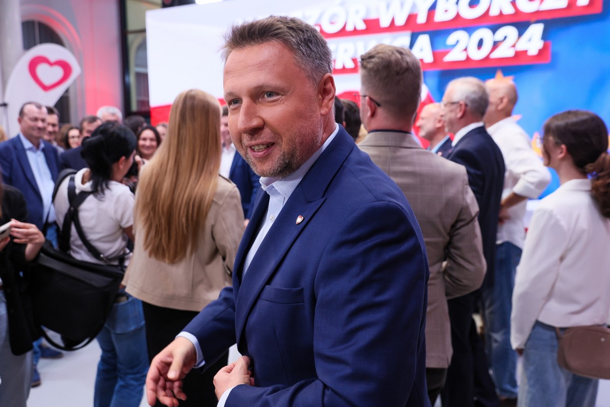 Warszawa, 09.06.2024. Wybory do Parlamentu Europejskiego 2024. Poseł KO, kandydat w wyborach do PE Marcin Kierwiński (C) w sztabie wyborczym Koalicji Obywatelskiej w Warszawie, 9 bm. Zakończyły się wybory do Parlamentu Europejskiego. (sko) PAP/Leszek Szymański