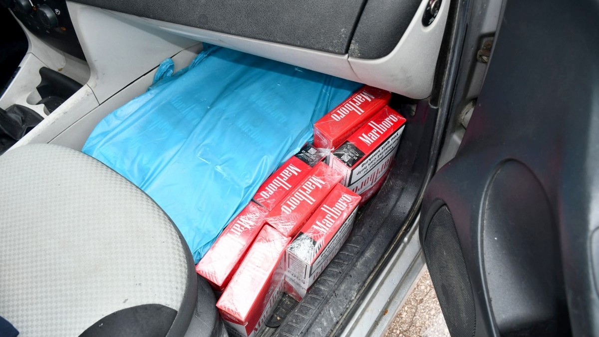 (FOTO) OŠTETIO BUDŽET DRŽAVE ZA SKORO 2,5 MILIONA! Policija otvorila gepek automobila i ekspresno stavila lisice muškarcu