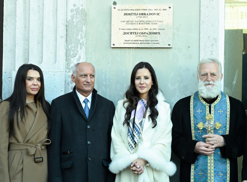 Otkrivanju spomen ploče prisustvovali su i predsednik Opštinskog saveta grada Trsta Frančesko Panteka i ambasadorka Republike Srbije u Rimu Mirjana Jeremić