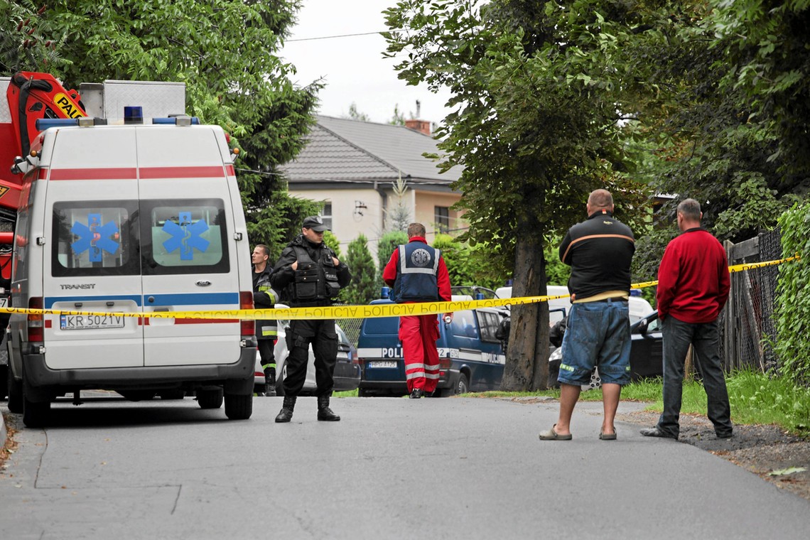 Policjanci zabezpieczają miejsce zdarzenia. Znajdują ulotki pozostawione przez sprawcę