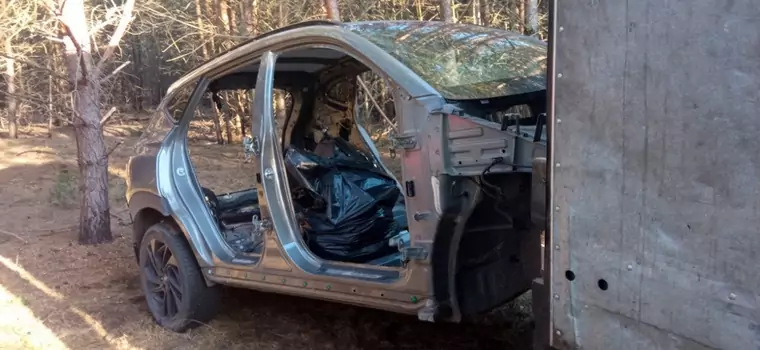 Spokojnie demontowali skradzione auto w lesie. Policjanci ich zaskoczyli