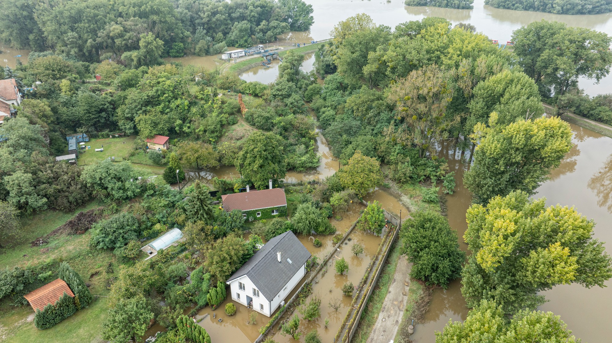 Na snímke z dronu zaplavené pozemky a domy  riekou Morava pri Devínskej Novej Vsi v Bratislave.