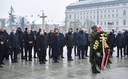 Politycy PiS uczcili pamięć ofiar katastrofy smoleńskiej. Pl. Piłsudskiego zamknięty dla ruchu