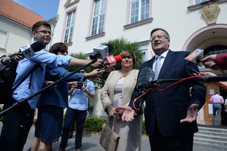 Prezydent Bronisław Komorowski z małżonką Anną po głosowaniu w wyborach do Parlamentu Europejskiego, przed lokalem wyborczym w Warszawie