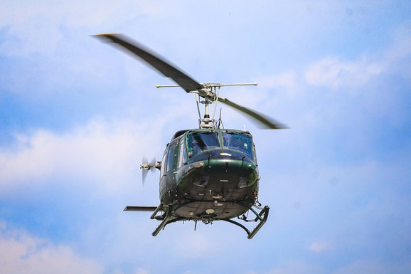 POGINULO ŠEST OSOBA! Žestok sudar dva helikoptera iznad Rio de Žaneira: Jedna letelica pala na salon električnih automobila, buknuo veliki požar