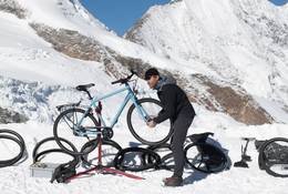 Test opon zimowych do... rowerów. Czy da się bezpiecznie jeździć rowerem po śniegu i lodzie?