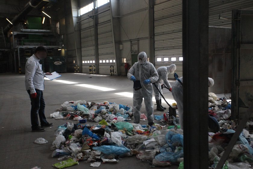 Policjanci na wysypisku śmieci szukają śladów