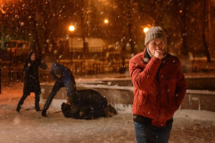 <strong>Dureń, reż. Yuriy Bykov</strong>
<br><br>
Film o uczciwym człowieku w nierównym starciu z machiną biurokratyczną. Dima Nikitin pracuje w niedużym miasteczku jako hydraulik. Spośród kolegów wyróżnia go uczciwość i prawość. Pewnej nocy w cieszącym się złą sławą wiekowym hotelu robotniczym pękają rury. Do czasu przybycia ekipy nic nie zapowiada tragedii. Na miejscu Nikitin odkrywa, że budynek grozi zawaleniem i nie przetrwa nocy. Konieczna jest natychmiastowa ewakuacja. Ponieważ w większości zamieszkują go pijacy i włóczędzy, miejscowi oficjele unikają odpowiedzialności za skomplikowaną logistycznie operację. Osamotniony Dima podejmuje walkę o życie ponad 800 mieszkańców budynku. [opis dystrybutora]