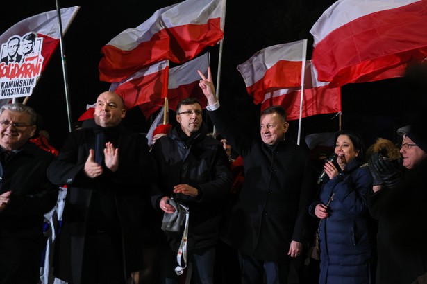 Mariusz Błaszczak, Jan Dziedziczak, Marcin Grabowski, Anita Czerwińska, Stanisław Karczewski podczas manifestacji przed Zakładem Karnym w Przytułach Starych gdzie przebywa Maciej Wąsik