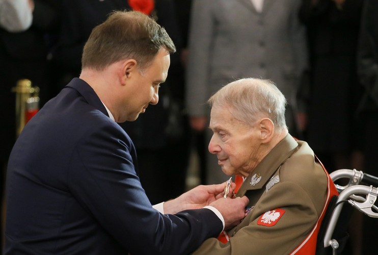 Prezydent RP Andrzej Duda i odznaczany Krzyżem Wielkim Orderu Odrodzenia Polski - Janusz Brochwicz-Lewiński, podczas uroczystości wręczenia odznaczeń państwowych w 97. rocznicę odzyskania niepodległości