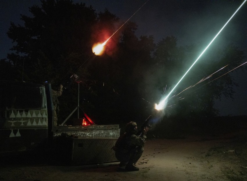 Ukrajinska vojska puca iz mitraljeza M2 brauning na dronove koji lete ka Kijevu 17. juna