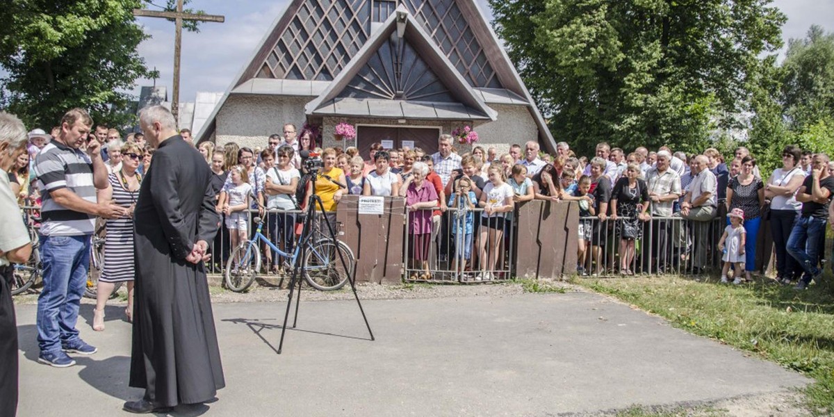 Bunt w parafii w Przędzelu. Parafianie okupują kościół