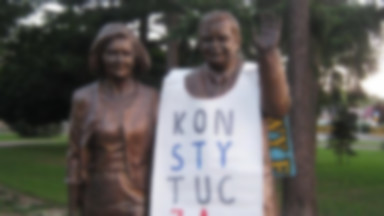To oni założyli baner na pomnik Lecha Kaczyńskiego? Podejrzany: potraktowano mnie jak przestępcę