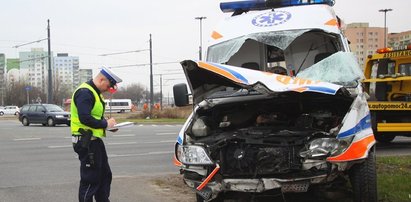 Toyota wpadła na karetkę. Trzech rannych. FOTO