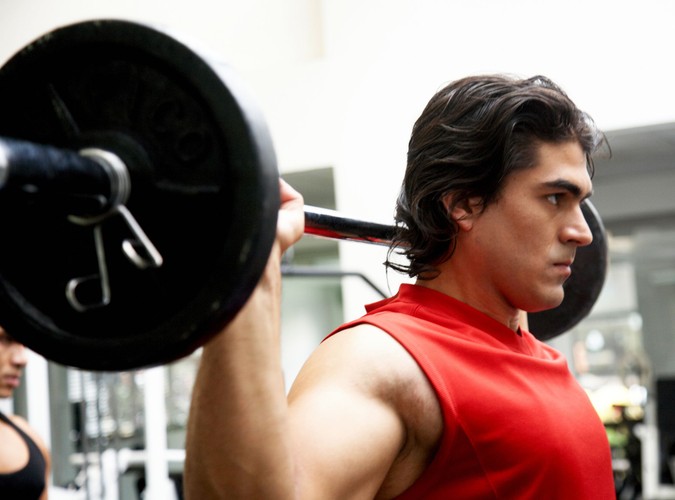 Twój mężczyzna nie jest urodzonym sportowcem, ale już od jakiegoś czasu wspomina, że chciałby podjąć aktywność fizyczną? Nawet jeśli jego chęci wydają się szczere, nie kupuj mu karnetu do siłowni