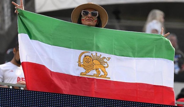 FIFA je zastave iz perioda pre revolucije zabranila na stadionima, ali neke su se provukle na stadion za utakmicu protiv Novog Zelanda | Foto: AFP via Getty Images