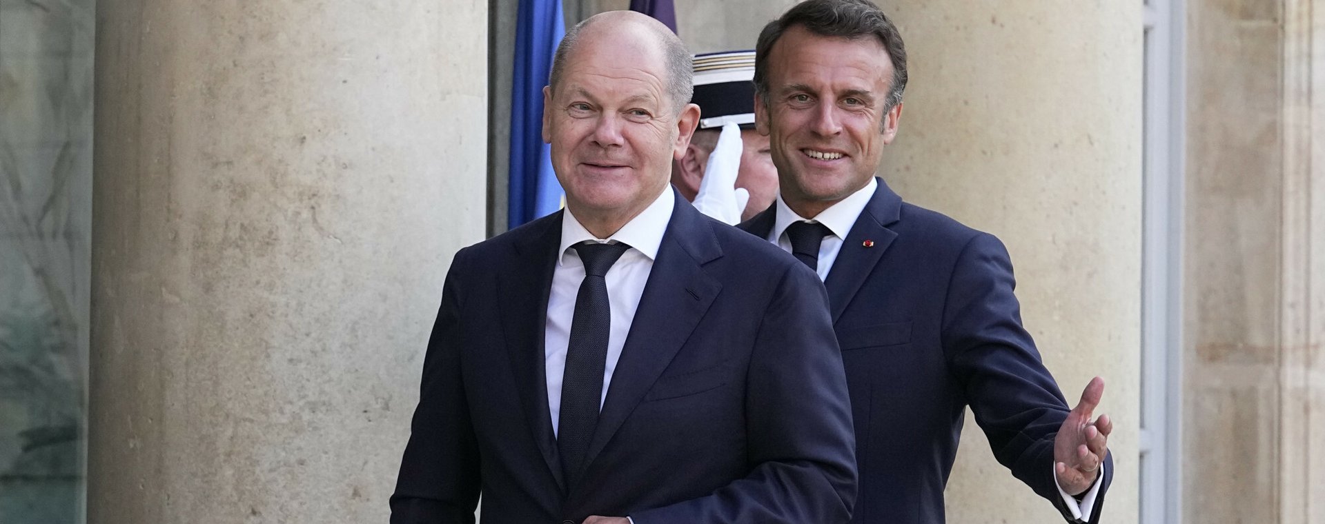 Kanclerz Niemiec Olaf Scholz i prezydent Francji Emmanuel Macron