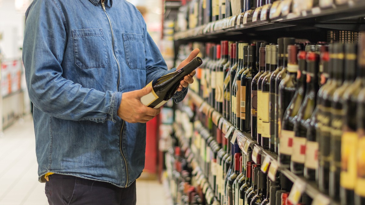 Zakaz nocnej sprzedaży alkoholu na terenie całego miasta chce wprowadzić prezydent Bytomia Damian Bartyla. Nowe przepisy, które są odpowiedzią na apele mieszkańców, mają poprawić bezpieczeństwo w mieście. Projekt uchwały w tej sprawie zostanie poddany pod głosowanie w przyszły tygodniu.