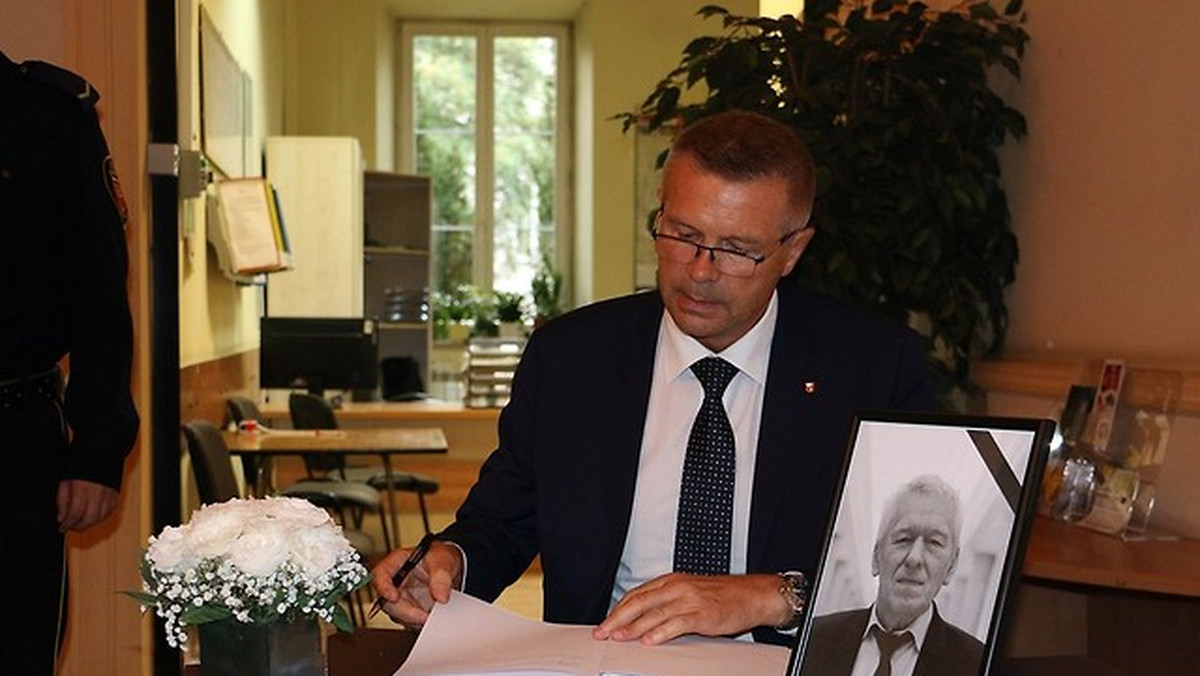 Kielce: księga kondolencyjna w ratuszu po śmierci Kornela Morawieckiego