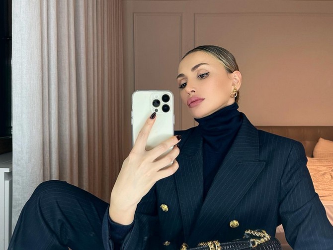 Emina Jahović u crnom od glave do pete, Foto - Skrinšot, Instagram