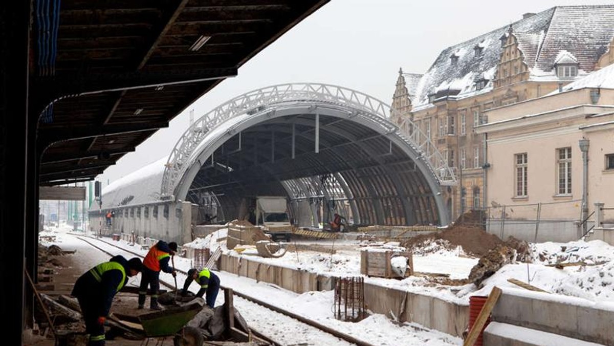 Prace nad przedłużeniem Poznańskiego Szybkiego Tramwaju do Dworca PKP idą pełną parą. Tory zostały już prawie w całości zamontowane, a dworcowy przystanek nabiera kształtów. Wykonawca położył już szklane zadaszenie.