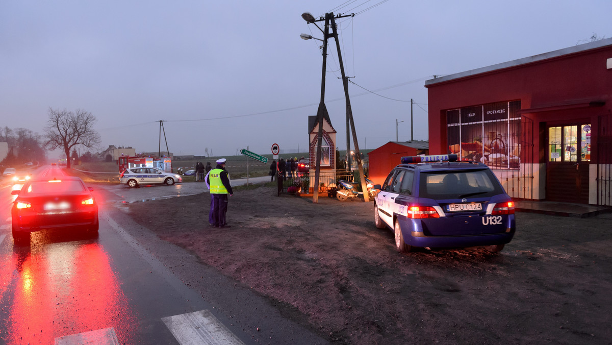 Tragedia w miejscowości Uchorowo (woj. wielkopolskie). Pijany kierowca śmiertelnie potrącił 28-letnią kobietę - informuje stacja TVN24. Wcześniej podawano, że w wypadku uczestniczyła grupa pieszych, jednak informacje te nie potwierdziły się.