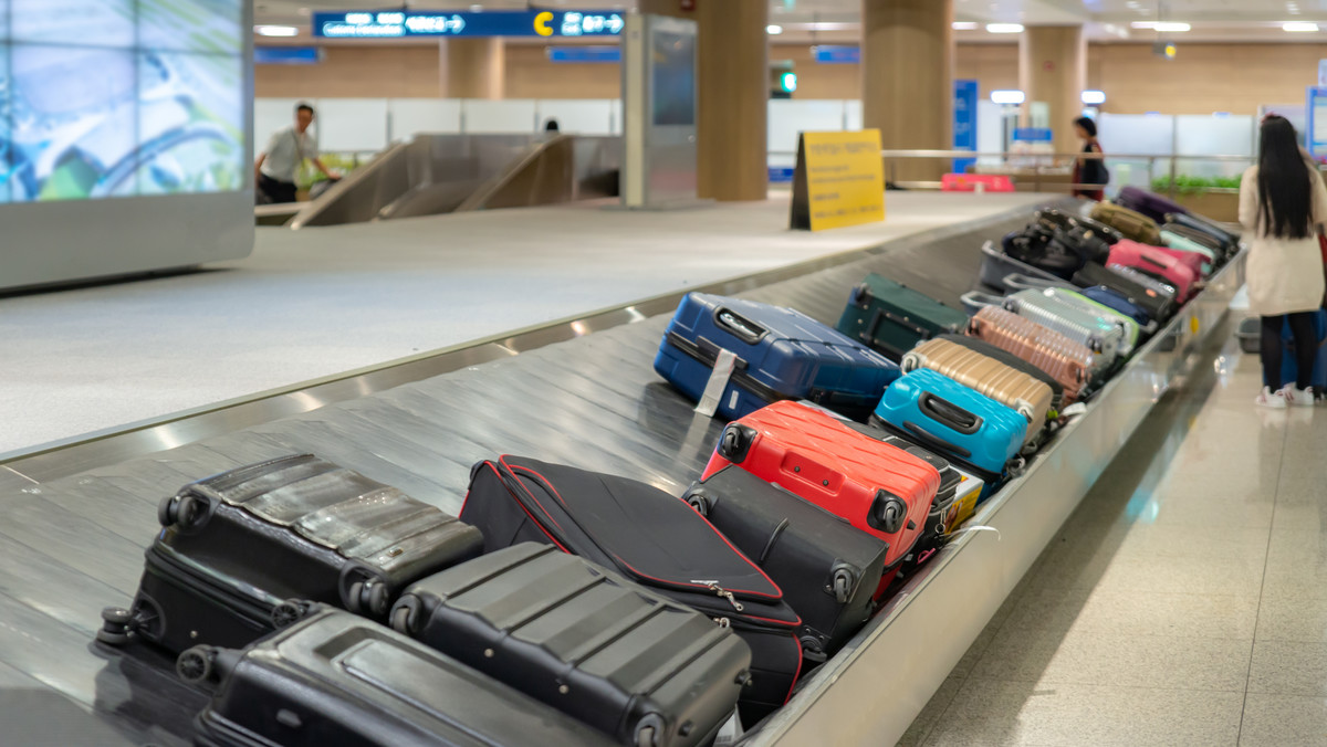 Jak skrócić czas oczekiwania na bagaż? Ważny jest moment odprawy