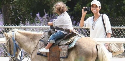 Halle Berry uczy córkę jeździć konno