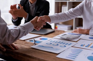 Fuzje i przejęcia firm w trudnych warunkach - rośnie zainteresowanie takimi transakcjami