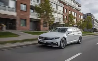 Która hybryda lepsza: Passat GTE czy Corolla 2.0 Hybrid? 