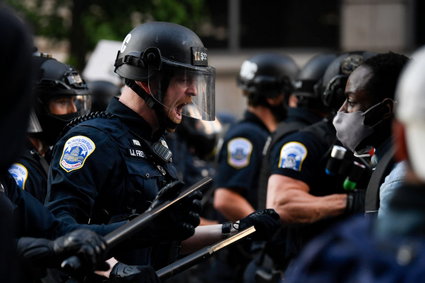 W USA policjantom wpaja się, że są na wojnie. Prowadzone są specjalne szkolenia z zabijania
