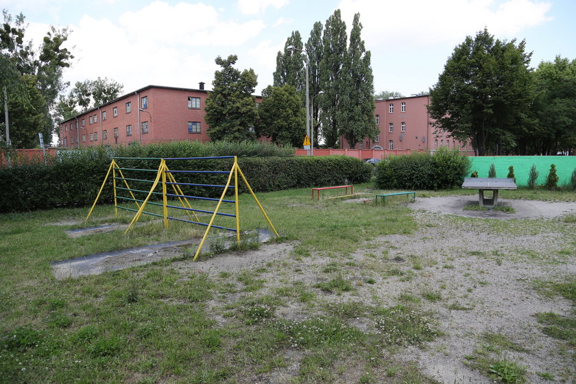Zniszczony plac zabaw z podstawówki przy ul. Ścinawskiej we Wrocławiu