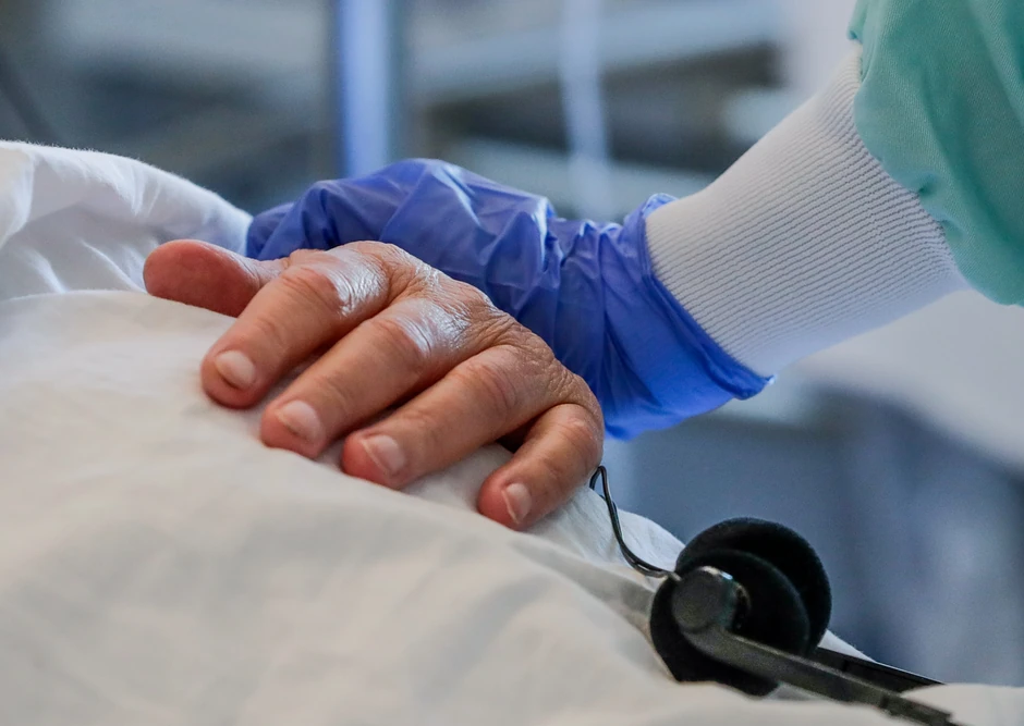 Pokazalo se da virus teže pogađa muškarce nego žene